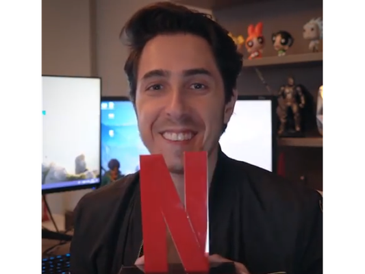 O Felipe Castanhari, do "Canal Nostalgia", está todo emocionado com sua série original da Netflix!