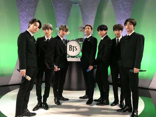 BTS se apresenta no "The Late Show With Stephen Colbert" com direito a homenagem aos Beatles