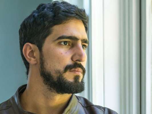 Jamil (Renato Góes) ficará desacordado após ser atropelado na novela 'Órfãos da Terra'