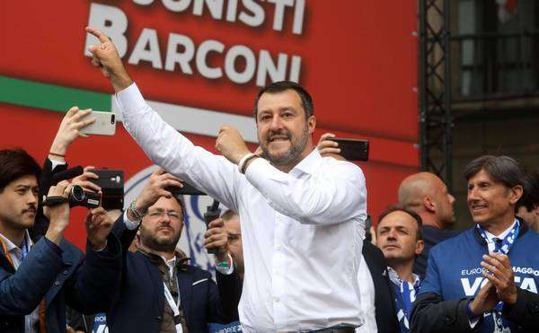 Salvini lidera comício da extrema direita em Milão