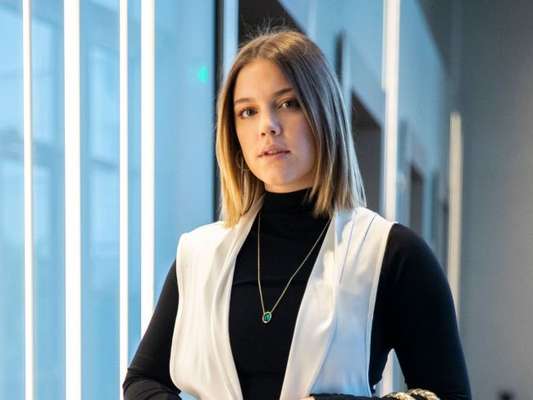 Dalila (Alice Wegmann) vai fazer com que Missade (Ana Cecilia Costa) e Laila (Julia Dalavia) sofram preconceito por serem estrangeiras na novela 'Órfãos da Terra'.