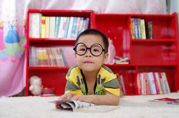 De 0 a 10 anos - Talvez você não saiba, mas com um ano de idade os bebês já devem ser levados ao oftalmologista. O teste do olhinho é feito ainda na maternidade, mas o acompanhamento deve ser anual. A audiometria também é essencial para acompanhar a percepção auditiva da criança. O exame de sangue com hemograma e contagem de plaquetas não é obrigatório, mas pode identificar anemia ou infecções, por exemplo.