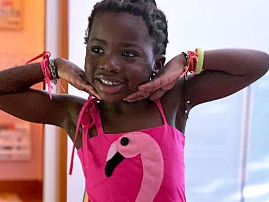 Títi, filha de Gio Ewbank e Gagliasso, é tietada por tio em aula de balé nesta terça-feira, dia 21 de abril de 2019