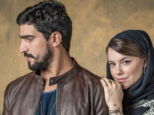 O clima esquenta entre Dalila/Basma (Alice Wegmann) e Jamil (Renato Góes) na novela 'Órfãos da Terra'