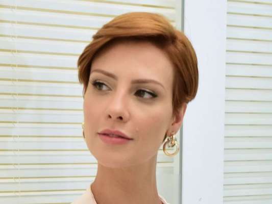 Na novela 'Topíssima', Sophia (Camila Rodrigues) mata um homem no hospital para se defender e fica aflita, no capítulo de segunda-feira, 27 de maio de 2019