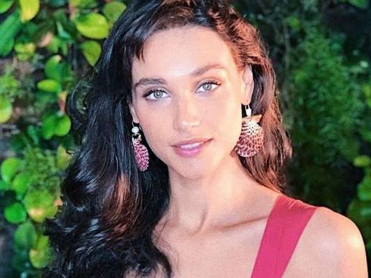 Débora Nascimento beija outra mulher em festival de música, diz jornal neste sábado, dia 25 de maio de 2019