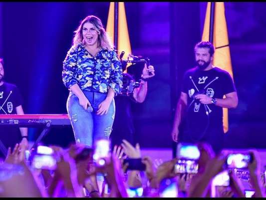 Marilia Mendonça é prestigiada pelo namorado, Murilo Huff, em show
