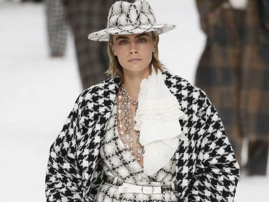 Calça pantalona no desfile da Chanel