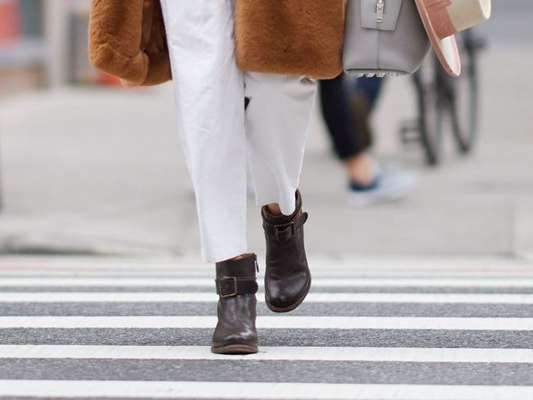 Botas no look de trabalho: veja inspirações de fashionistas para você montar seu visual