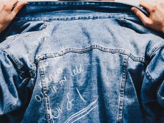 Jeans o ano todo! Dicas de estilo para aproveitar o tecido independente do clima e da ocasião.