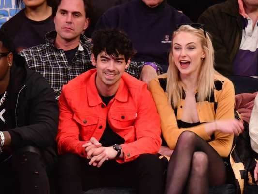 Joe Jonas quase beijou a dublê de Sophie Turner nos setes de "Game of Thrones"