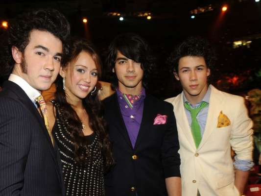 Documentário dos Jonas Brothers, "Chasing Happiness", comprova que "Lovebug" foi escrita para Miley Cyrus