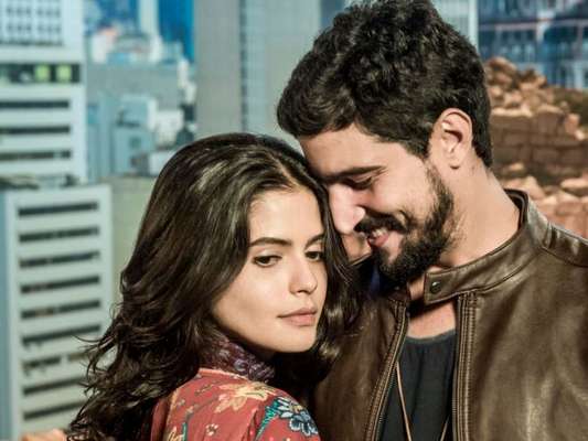 Após Dalila/Basma (Alice Wegmann) entrar no carro de Jamil (Renato Góes), e Laila (Julia Dalavia) vai pegar os dois juntos na novela 'Órfãos da Terra'.