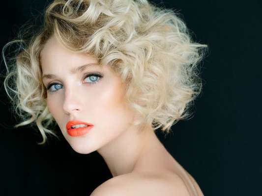 Cabelo no inverno: cortes e tons para fios cacheados, crespos e lisos. Inspire-se nas fotos!