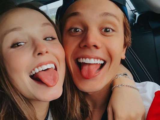 Larissa Manoela fala como Leo Cidade reage a cenas românticas com João Guilherme