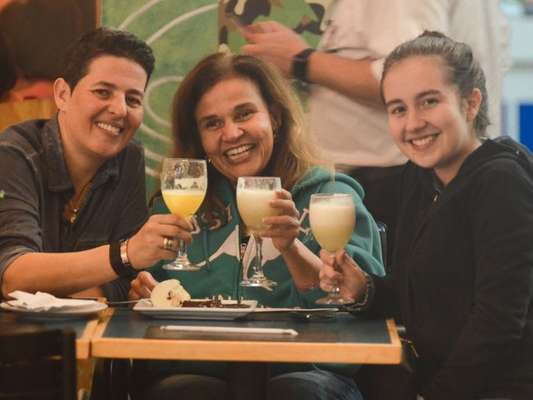 Claudia Rodrigues comemorou 48 anos com festa reservada em shopping com a filha e a empresária, nesta sexta-feira, 7 de junho de 2019