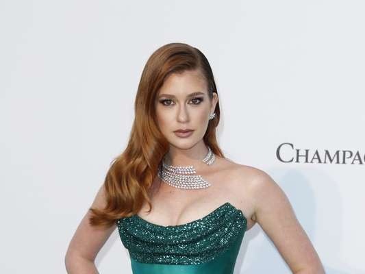 aprenda a combinar o penteado com o look: Marina Ruy Barbosa com um autêntico cabelo 'old Hollywood', o penteado faz parte do 'mood' do look
