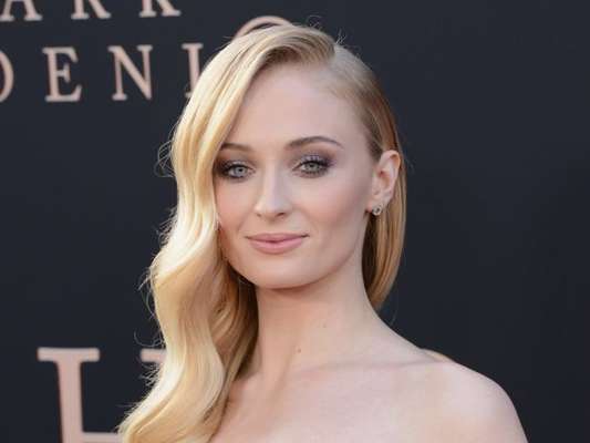 Sophie Turner diz que mandou mensagem para Matthew Perry, de "Friends", mas nunca foi respondida