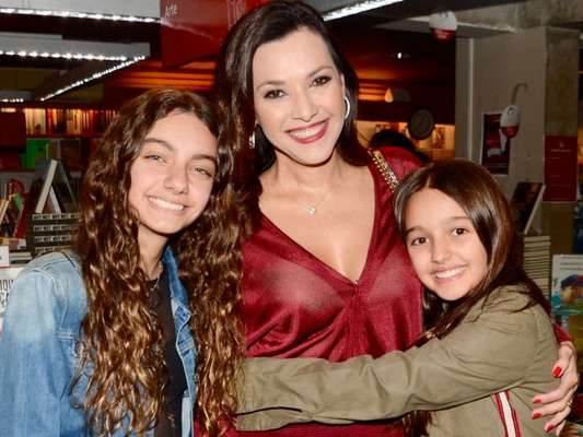 Filha de Ricardo Boechat, Valentina impressiona por semelhança com pai em lançamento de livro nesta segunda-feira, dia 10 de junho de 2019