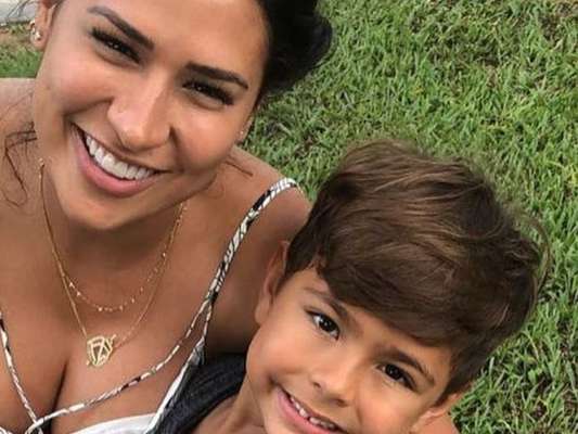 Simone, dupla de Simaria, se divertiu ao ser comparada pelo filho, Heny, de 4 anos, a personagem do seriado 'Chaves': 'Bruxa do 71'
