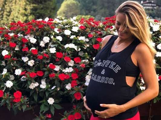 Aos 8 meses de gravidez, Ticiane Pinheiro mostrou a filha mexendo na barriga nesta segunda-feira, 10 de junho de 2019