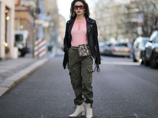 A calça cargo está de volta às tendências e pode ser combinada com botas e jaqueta de couro para o inverno