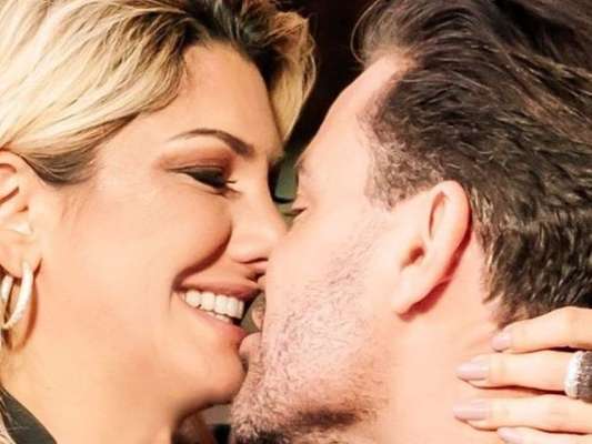 Antonia Fontenelle esclareceu sobre beijo em Eduardo Costa: 'Clipe'