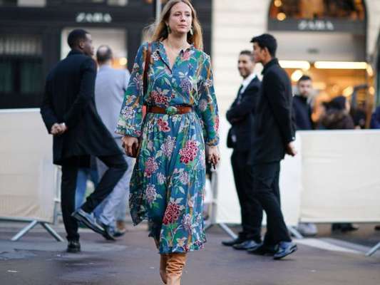 Vestido floral é moda neste inverno e traz cor para os looks