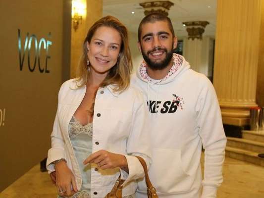 Vídeo antigo de Luana Piovani e Scooby aos beijos é usado para divulgar novo programa da atriz, o 'Luana é de Lua', no Canal E!