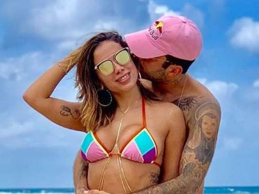 Anitta e Pedro Scooby trocaram declarações no 1º Dia dos Namorados juntos: 'Meu coração está radiante de alegria porque o destino te trouxe mais uma vez para minha vida'