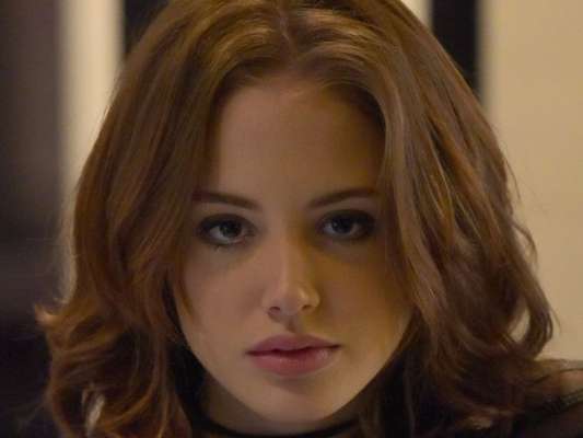Na novela 'Topíssima', Jandira (Brenda Sabryna) vai para a casa de Vitor (Vitor Novello) após uma festa e ao saber pelo irmão que a mãe, Madalena (Denise del Vecchio), está indo para lá se desespera, a partir do capítulo de quinta-feira, 20 de junho de 2019