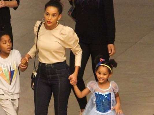 Princesa de tênis: filha de Taís Araujo rouba cena com fantasia em passeio com a atriz nesta quinta-feira, dia 13 de junho de 2019