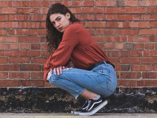 Calça jeans e tênis não sai da moda! Saiba como usar essa combinação com estilo