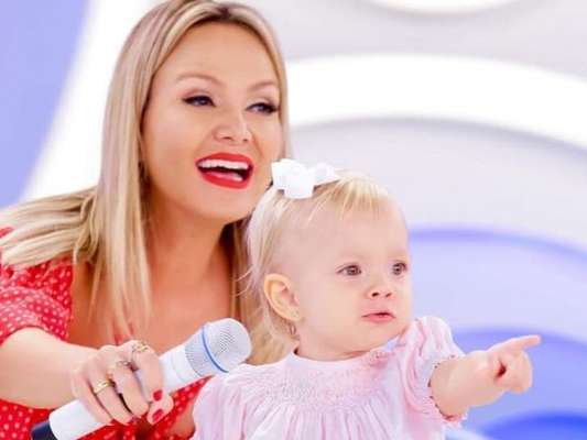 Filha de Eliana roubou a cena em aniversário de Isabella Fiorentino ao acompanhar a mãe