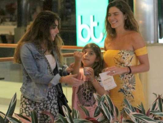 Cauã Reymond curte passeio no Fashion Mall com a filha, Sofia, Mariana Goldfarb e família da modelo, no Rio, na noite deste domingo, 16 de junho de 2019