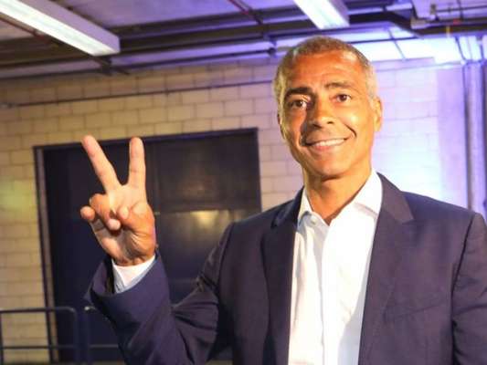 Romário, de 53 anos, está namorando a estudante de Administração Ana Karoline Nazário, de 22, informa a coluna 'Retratos da Vida', do jornal 'Extra', nesta segunda-feira, 17 de junho de 2019