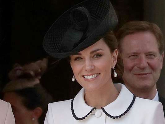 Kate Middleton aposta em dress coat branco em evento do Order of the Garter Service nesta segunda-feira, dia 17 de junho de 2019