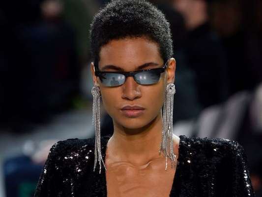 Os acessórios do inverno que você vai querer usar: brinco de cristais Alexandre Vauthier