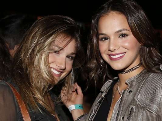 Bruna Marquezine e Sasha Meneghel cortam o cabelo juntas nesta terça-feira, dia 18 de junho de 2019
