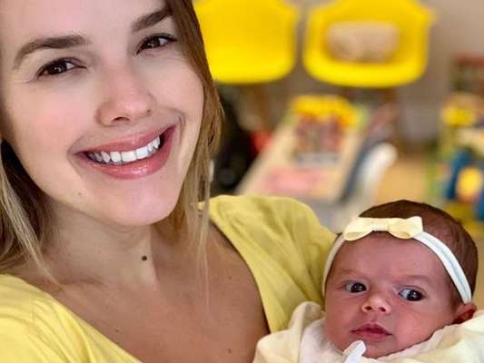 Filha de Thaeme, Liz usou vestido de caipira para comemorar 2 meses nesta quinta-feira, 20 de junho de 2019