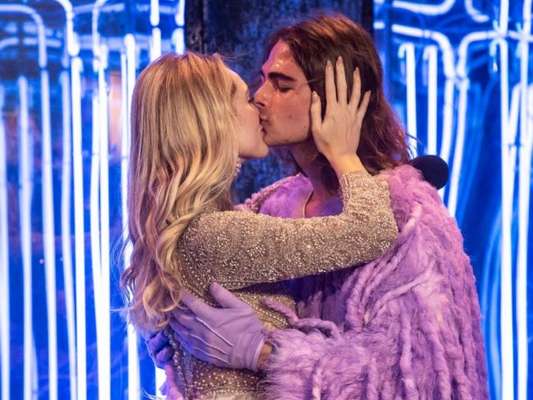 Manu (Isabelle Drummond) vai flagrar João (Rafael Vitti) dormindo na casa de Moana (Giovana Cordeiro) na novela 'Verão 90'.