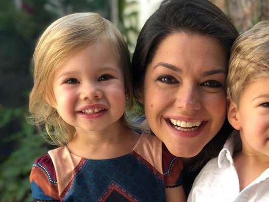 Thais Fersoza se surpreende ao ver a filha, Melinda, contando em inglês em vídeo postado nesta sexta-feira, dia 21 de junho de 2019