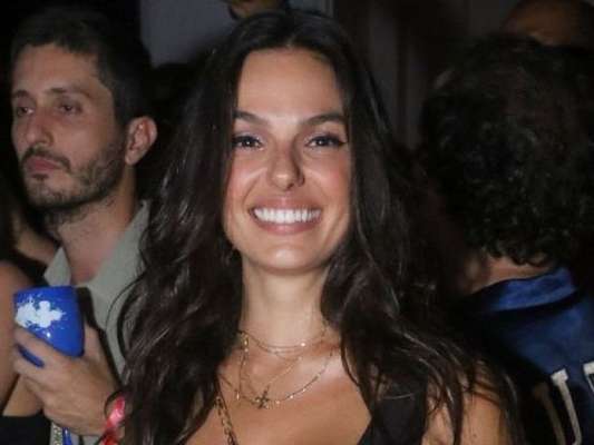 Isis Valverde curtiu o domingo, 23 de junho de 2019, ao lado do filho, Rael