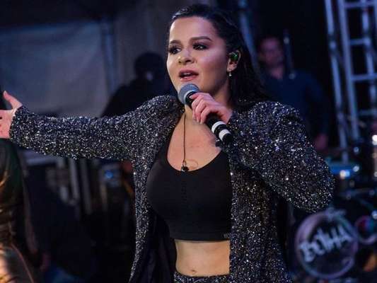 Maraisa deixou barriga à mostra em show com a irmã, Maiara
