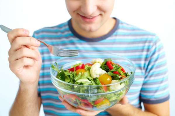 Estômago: ficar muito tempo sem comer pode causar halitose, essa é inclusive a terceira causa mais comum de mau hálito. Não pule refeições e não fique muito tempo sem comer.
