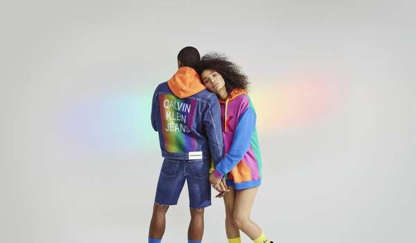 Calvin Klein - O pack Pride de underwear da Calvin Klein tem as cores da bandeira LGBTQ+ e pode ser encontrado em todas as lojas da grife e também no e-commerce.