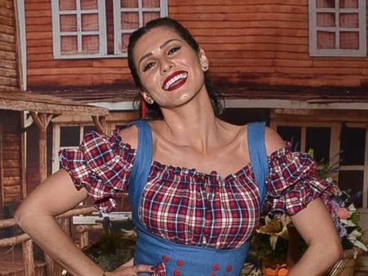Lívia Andrade dançou até o chão ao comemorar com festa junina seu aniversário de 26 anos em buffet de São Paulo nesta quarta-feira, 26 de junho de 2019
