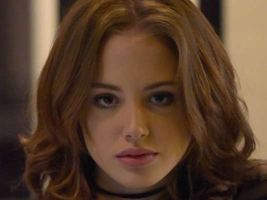Na novela 'Topíssima', Jandira (Brenda Sabryna) conta que está grávida para Vítor (Vitor Novello) de um filho seu, mas o vilão diz que o pai é outro e leva um tapa da jovem a partir do capítulo de quinta-feira, 4 de julho de 2019