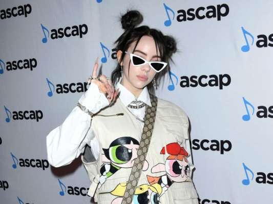 Billie Eilish diz que prefere usar roupas largas para não expor seu corpo