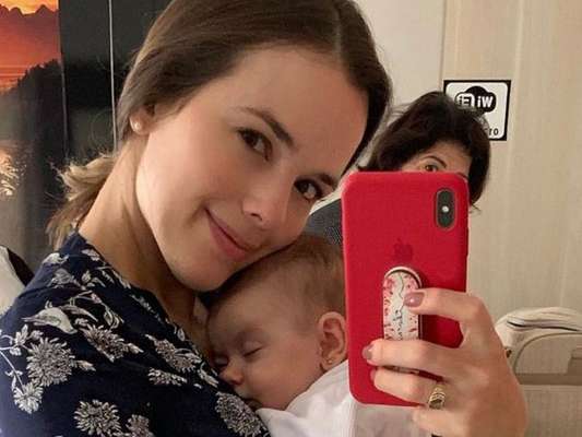 Gripada, Thaeme recorreu à máscara para se aproximar da filha, Liz, de 2 meses: 'Gripe não passa pelo leite'